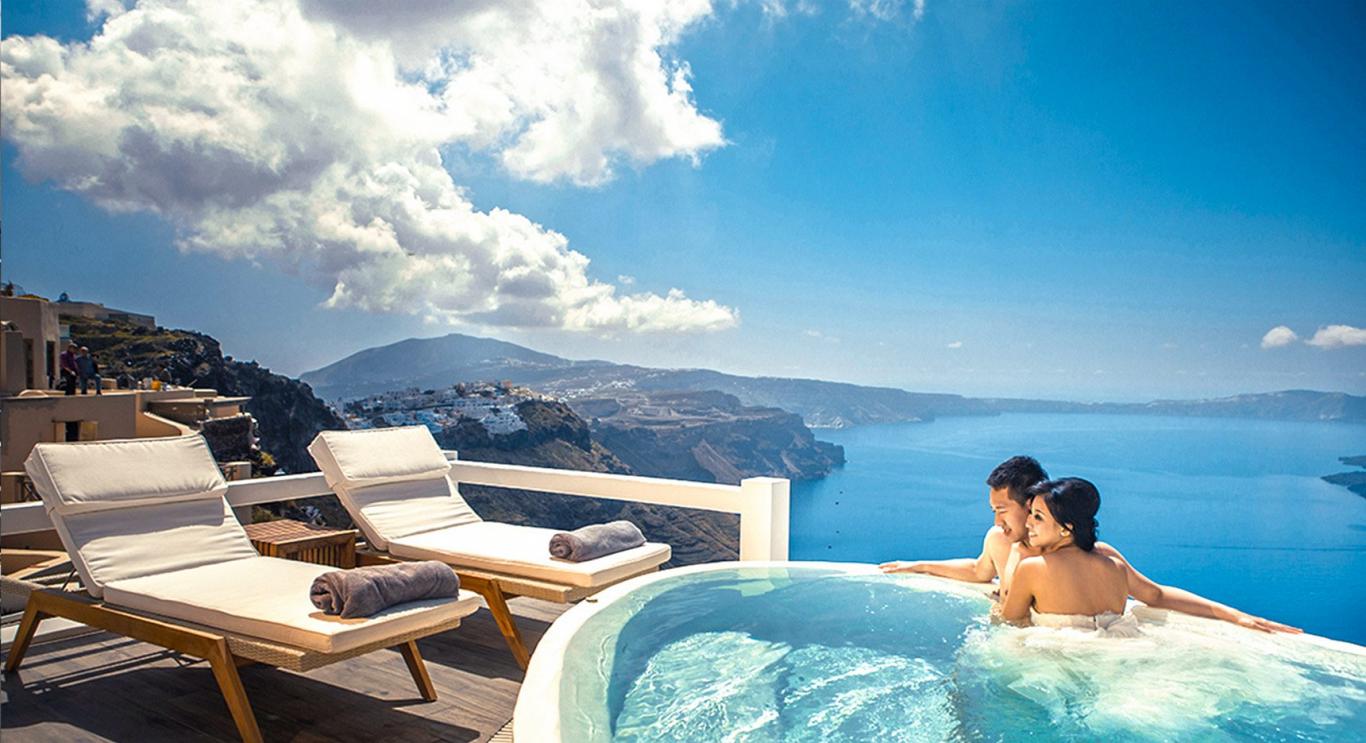 luxury santorini hotels