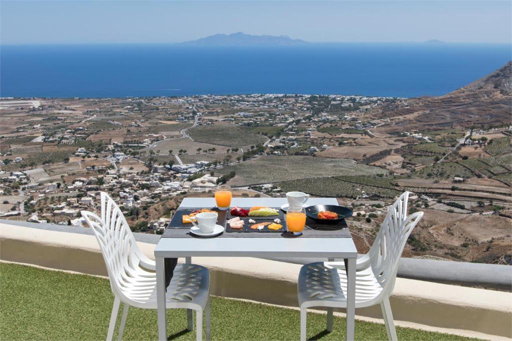 skyfall-suites-pyrgos-santorini breakfast