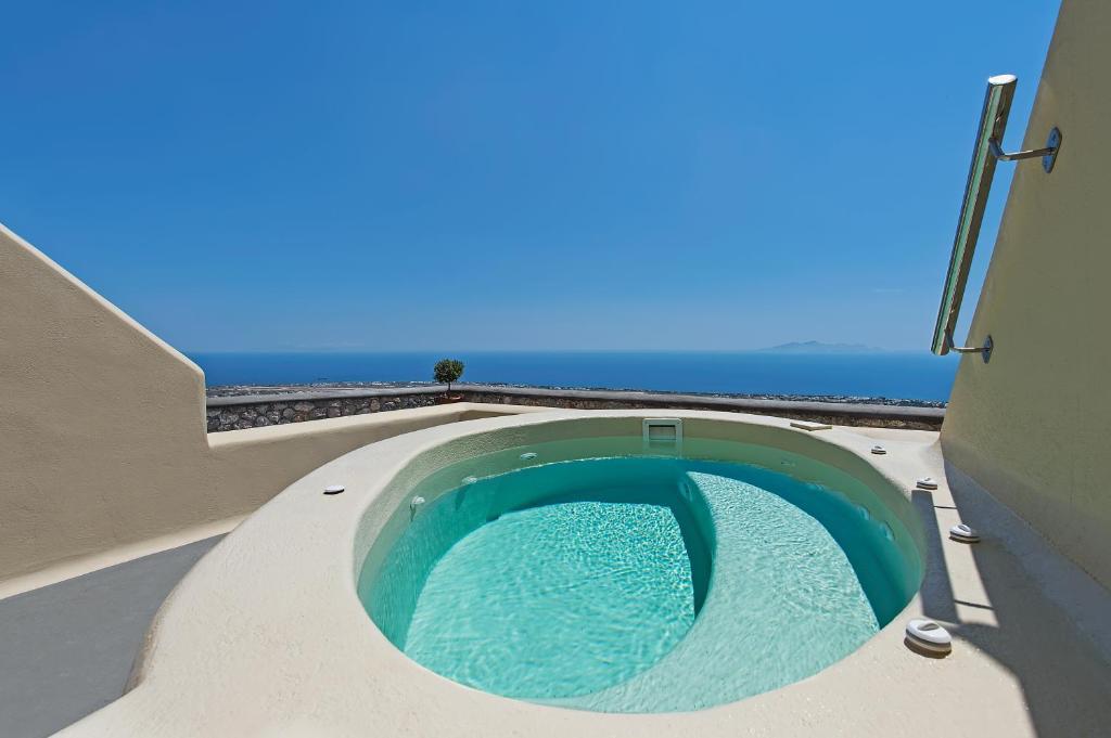 jacuzzi skyfall-suites-pyrgos-santorini